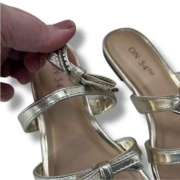 NEW ON 34th Gold Strappy Bow Sandals Size 5 Flat Square Toe FLAW - Picture 4 of 8